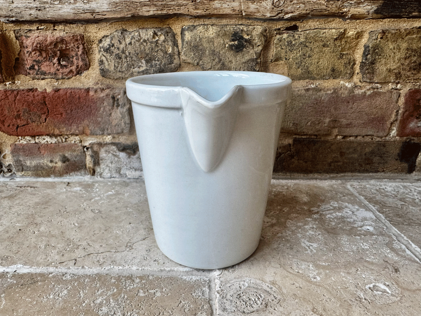 atique 1920s extra large plain white ironstone measuring jug 1500 gr black typography