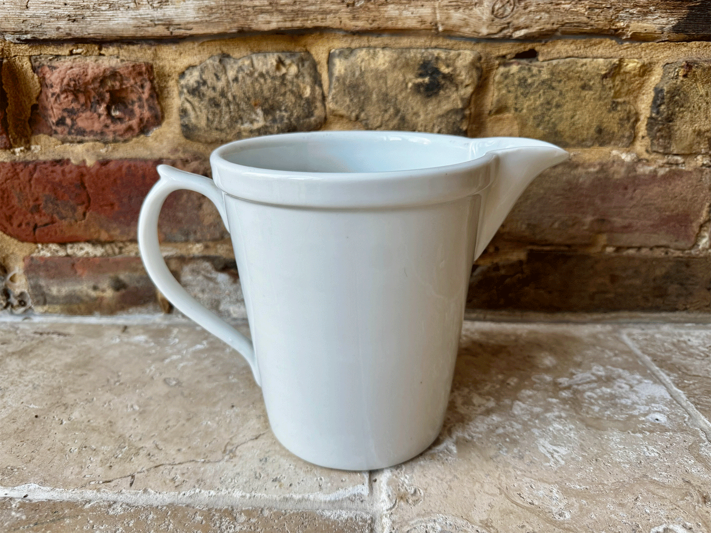 atique 1920s extra large plain white ironstone measuring jug 1500 gr black typography