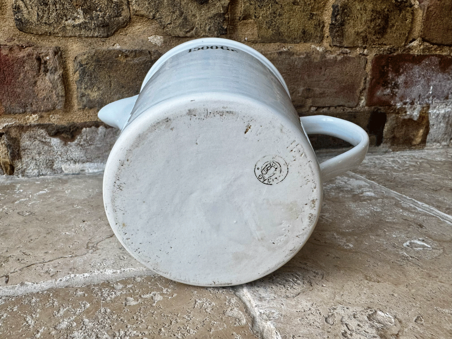atique 1920s extra large plain white ironstone measuring jug 1500 gr black typography