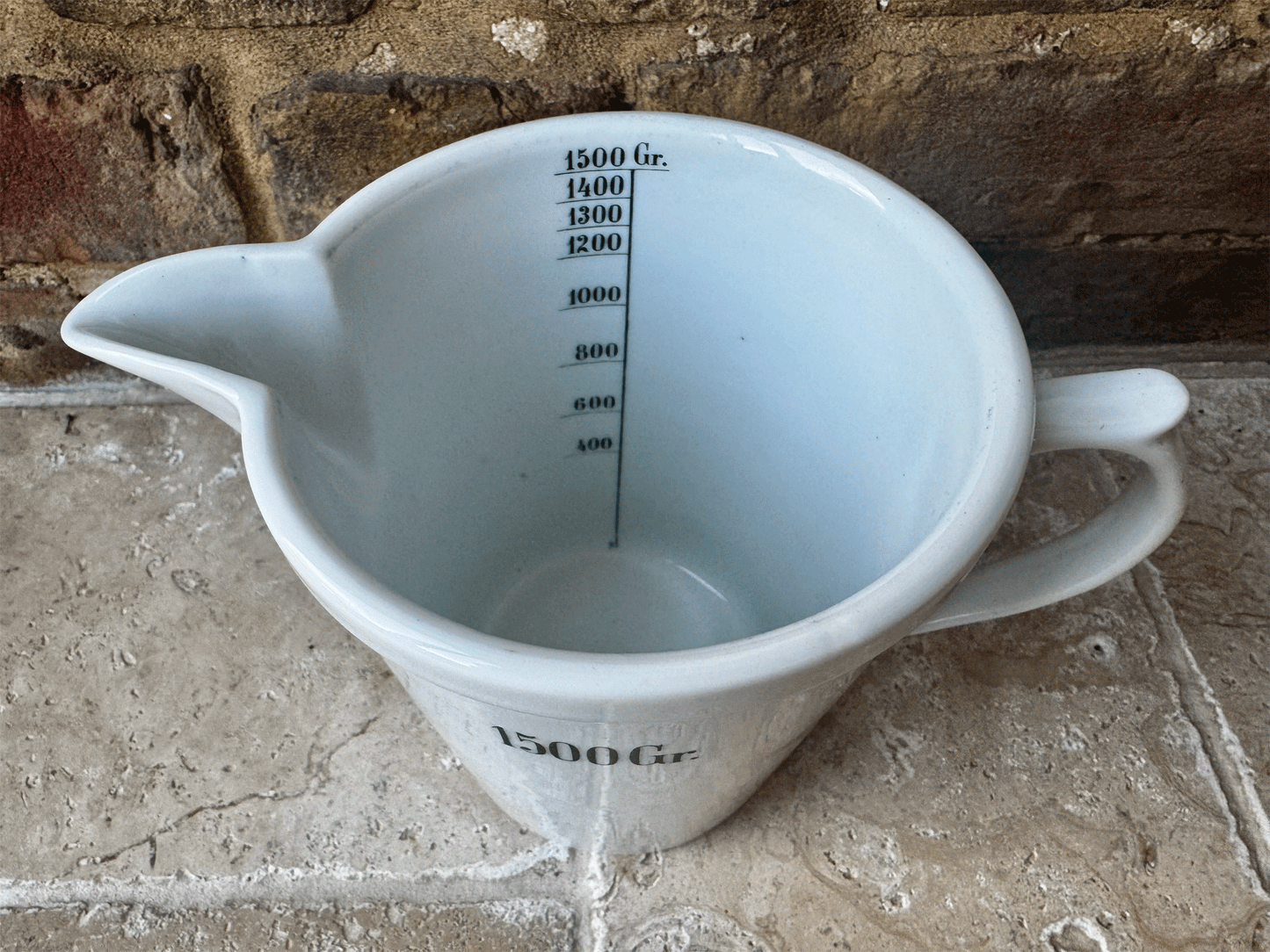 atique 1920s extra large plain white ironstone measuring jug 1500 gr black typography