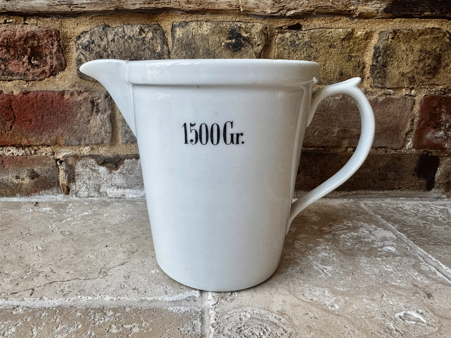 atique 1920s extra large plain white ironstone measuring jug 1500 gr black typography