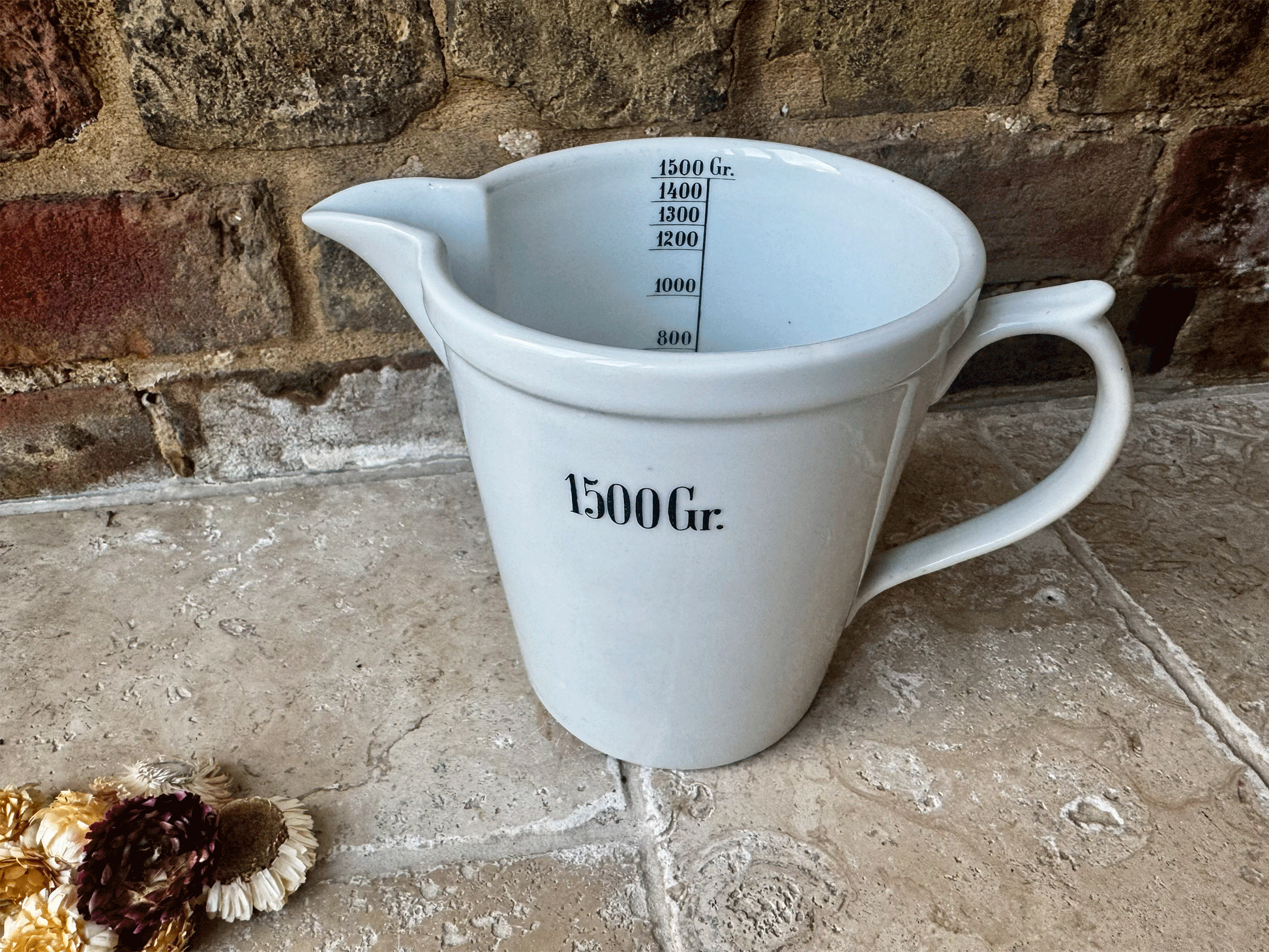 atique 1920s extra large plain white ironstone measuring jug 1500 gr black typography