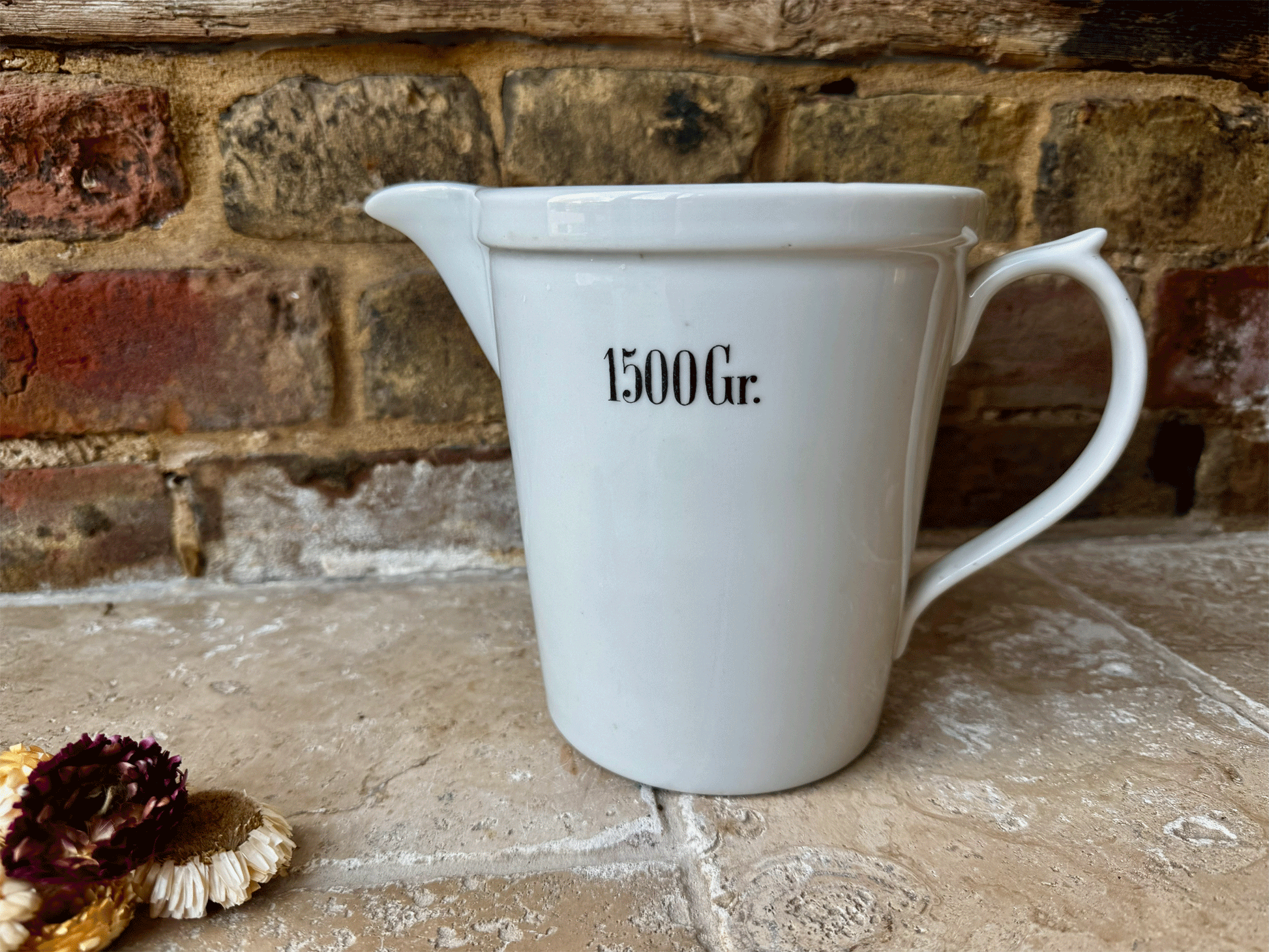 atique 1920s extra large plain white ironstone measuring jug 1500 gr black typography