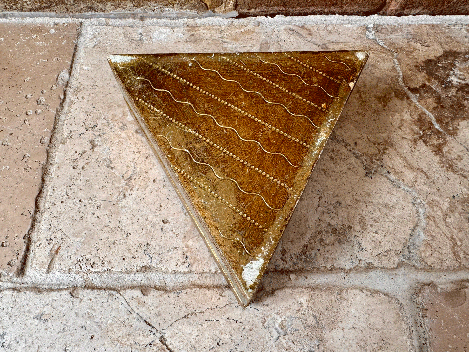 rare antique italian triangle triangular shaped florentine box jewellery trinketsteal red gilded gilt gold