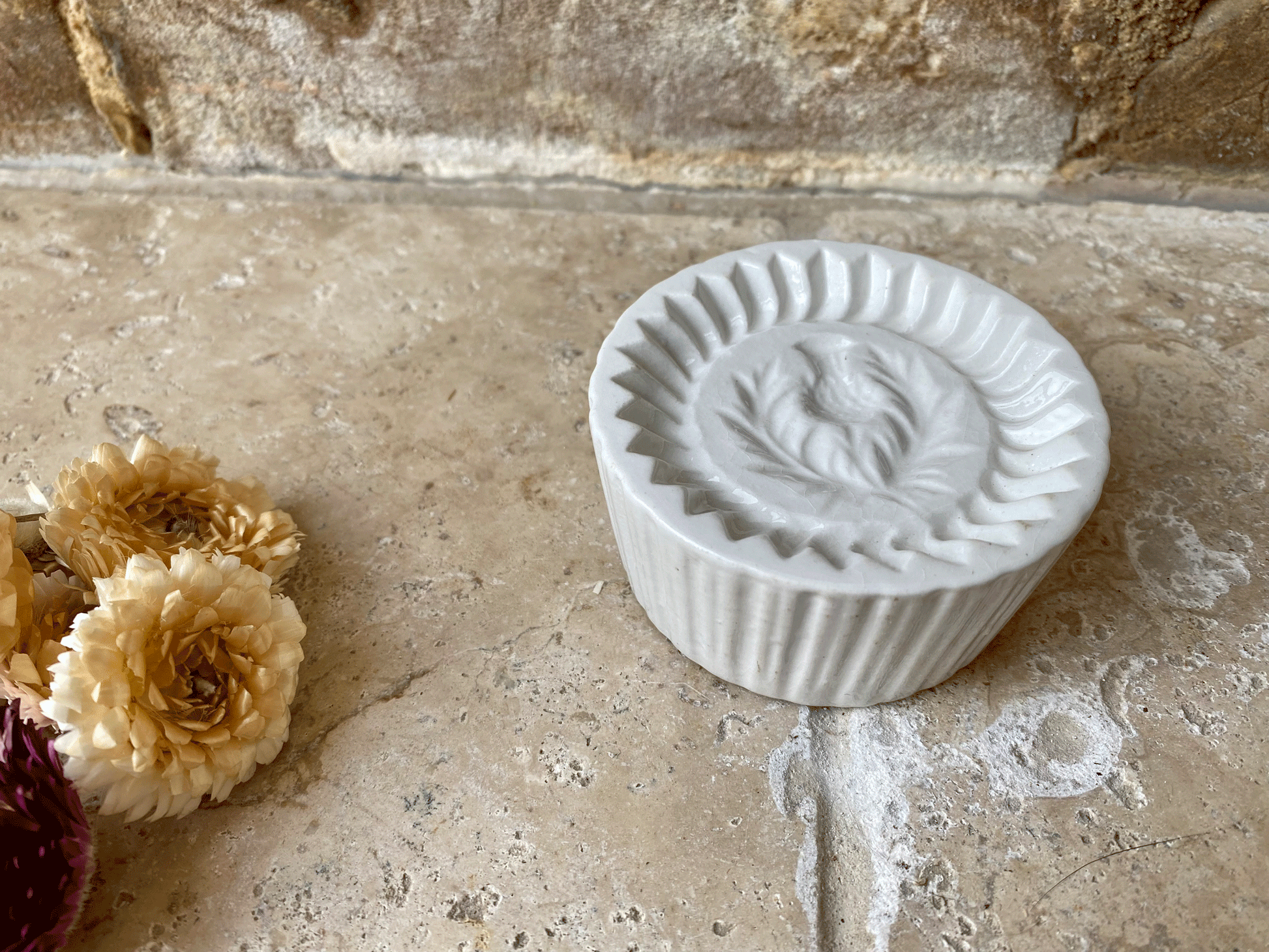 https://jfrancesantiques.co.uk/cdn/shop/files/vintage-english-mid-century-white-ironstone-small-thistle-shortbread-mould-ictc-london.gif?v=1683199960&width=1946